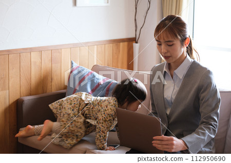 透過遠距辦公平衡工作和育兒的女性 透過遠距辦公平衡工作和育兒的女性 112950690