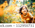 微笑的孩子在花園裡玩耍 112950731