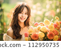 微笑的女人被花包圍 112950735