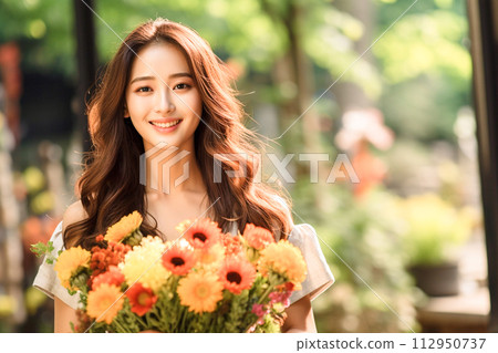 微笑的女人被花包圍 112950737