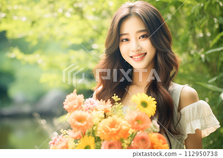 微笑的女人被花包圍 112950738