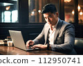 在咖啡館使用個人電腦的男人 112950741