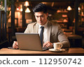 在咖啡館使用個人電腦的男人 112950742