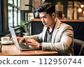 在咖啡館使用個人電腦的男人 112950744