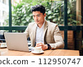 在咖啡館使用個人電腦的男人 112950747