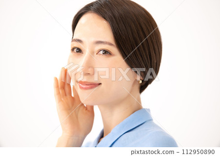 女人撫摸她的臉頰美麗 112950890