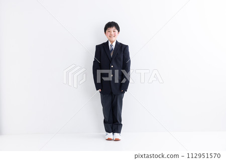 中學生看著鏡頭 112951570