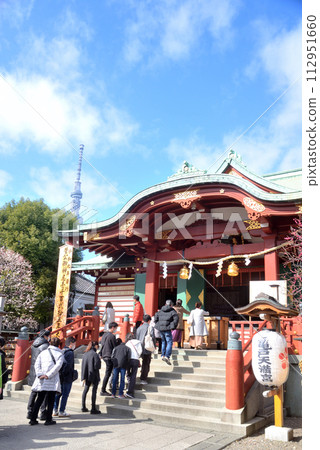 People visiting Kameido Tenjin Shrine 112951660