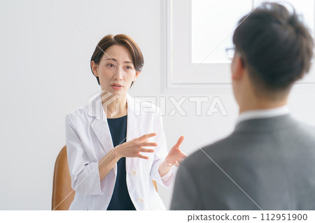 女醫生與病人交談 112951900
