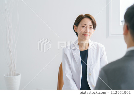 女醫生與病人交談 女醫生與病人交談 112951901