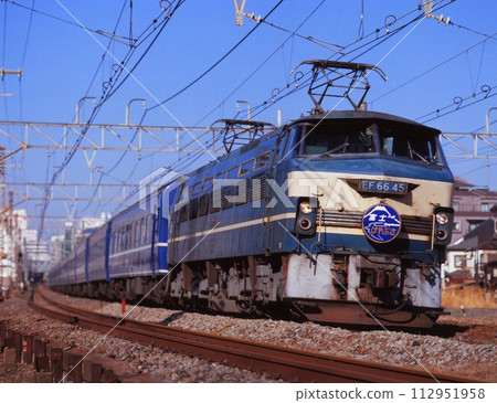 Sleeper express Fuji Hayabusa running towards Tokyo Station 112951958