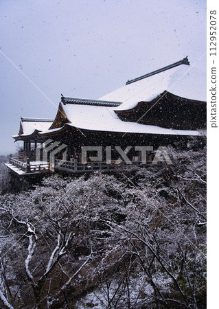 Kiyomizudera stage on a snowy morning Kiyomizudera stage on a snowy morning 112952078