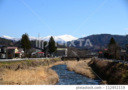 岩手縣的春天：從大佐町新大橋眺望早山山 112952119