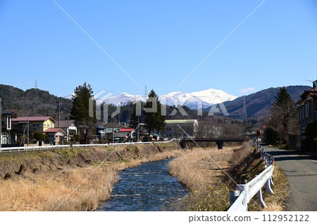 岩手縣的春天：從大佐町新大橋眺望早山山 112952122