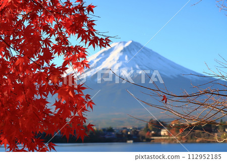 富士山和秋葉的風景 112952185