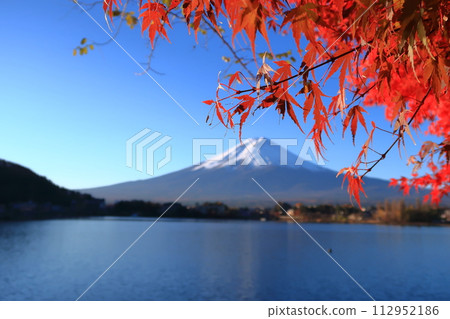 富士山和秋葉的風景 112952186