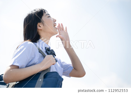 高中女生們歡呼雀躍、高喊祝考生好運的畫面 112952553