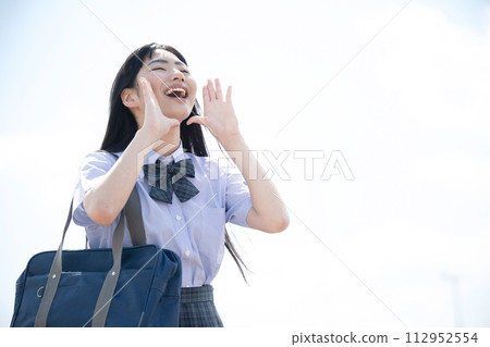 高中女生們歡呼雀躍、高喊祝考生好運的畫面 112952554