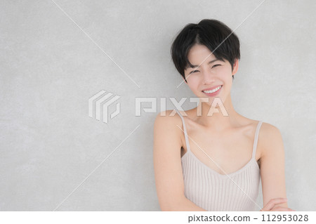 一位留著黑色短髮、微笑著看著相機的年輕日本女性的美麗形象 一位留著黑色短髮、微笑著看著相機的年輕日本女性的美麗形象 112953028