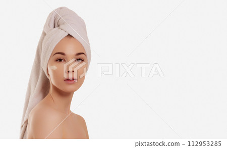 Beauty skin. Head and shoulders of blond woman 112953285