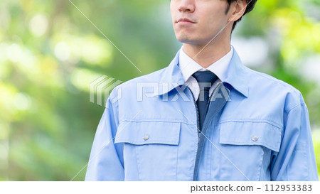 穿著工作服的男士，戶外新鮮綠色 112953383