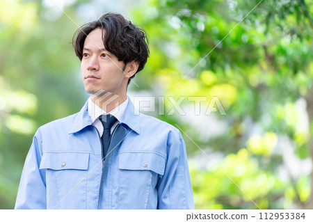 穿著工作服的男士，戶外新鮮綠色 112953384