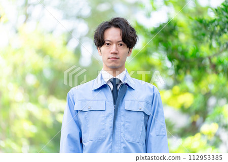 穿著工作服的男士，戶外新鮮綠色 112953385