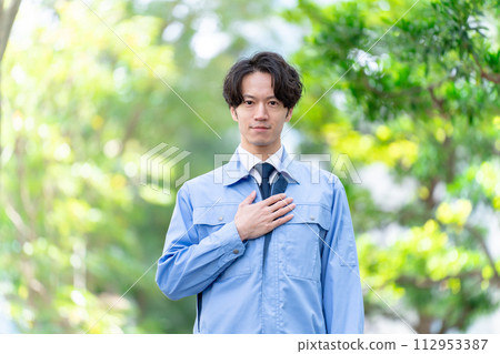 穿著工作服的男士，戶外新鮮綠色 112953387