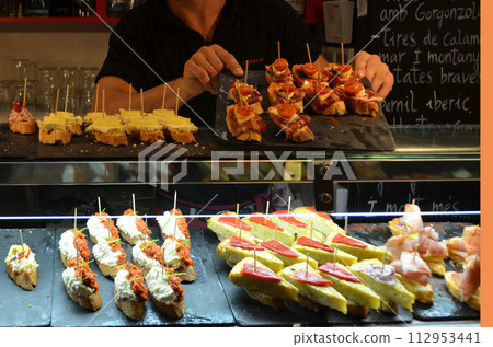 A bar A bar 112953441