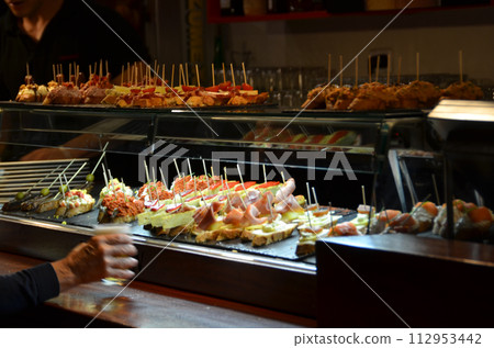 A bar A bar 112953442