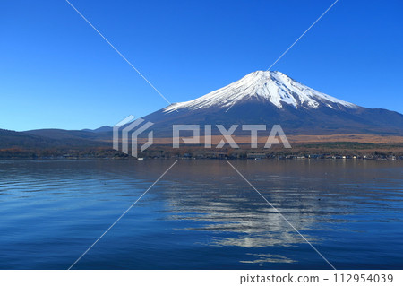 Landscape of Lake Yamanaka in autumn Landscape of Lake Yamanaka in autumn 112954039
