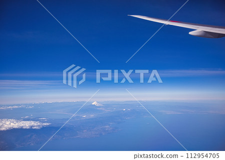 Landscape and Mt. Fuji seen from an airplane 112954705