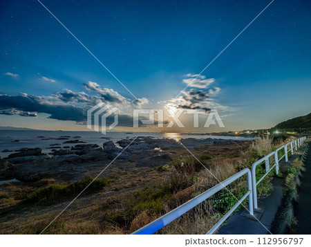 南房總伊戶海岸的月光夜景 南房總伊戶海岸的月光夜景 112956797