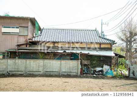 Uninhabited Showa era wooden house 112956941