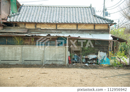 Uninhabited Showa era wooden house Uninhabited Showa era wooden house 112956942