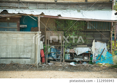 Uninhabited Showa era wooden house 112956943