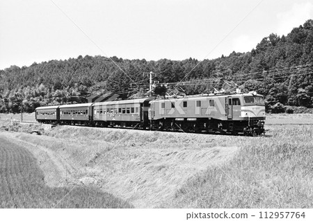 Old model passenger car pulled by EF58 on the Iida Line 112957764