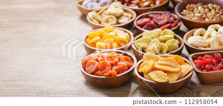 bowls of mixed dried fruits 112958054