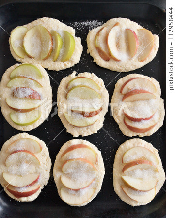 Raw curd cheesecakes with an apples Raw curd cheesecakes with an apples 112958444