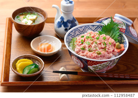 托盤上的鮪魚幗、味噌湯和泡菜 托盤上的鮪魚幗、味噌湯和泡菜 112958487