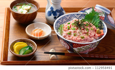 托盤上的鮪魚幗、味噌湯和泡菜 112958491