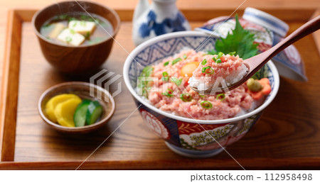 托盤上的鮪魚幗、味噌湯和泡菜 托盤上的鮪魚幗、味噌湯和泡菜 112958498