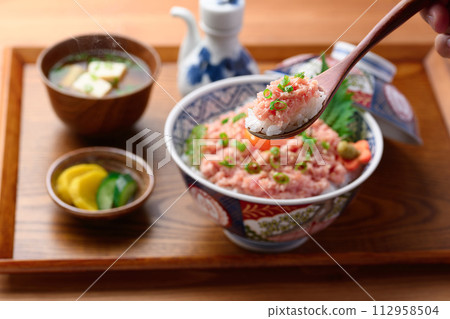 Negitoro-don (tuna tataki-don) 112958504