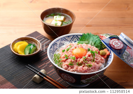 Negitoro-don (tuna tataki-don) Negitoro-don (tuna tataki-don) 112958514