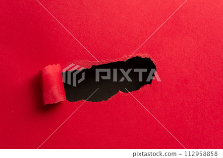 有孔的紅紙 有孔的紅紙 112958858