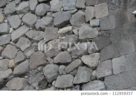 由加工石材製成的石牆和炭脅石 112959357