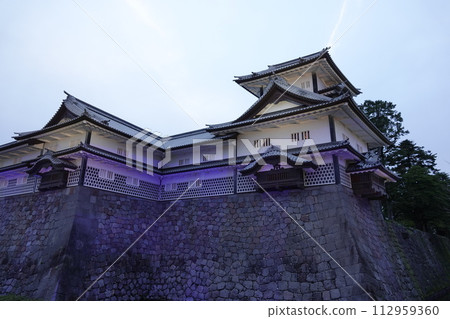 Kanazawa Castle Park's Hishi Yagura, subtly illuminated at dusk 112959360
