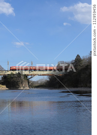 穿越東武鐵道鬼怒川大橋的JR特急列車253系 穿越東武鐵道鬼怒川大橋的JR特急列車253系 112959456