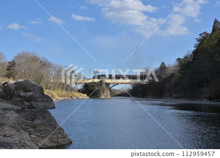 蒸氣機車C11在藍天下穿越鬼怒川大橋 蒸氣機車C11在藍天下穿越鬼怒川大橋 112959457