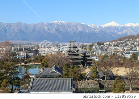 松本市和松本城在北阿爾卑斯山的白雪下展開 松本市和松本城在北阿爾卑斯山的白雪下展開 112959559